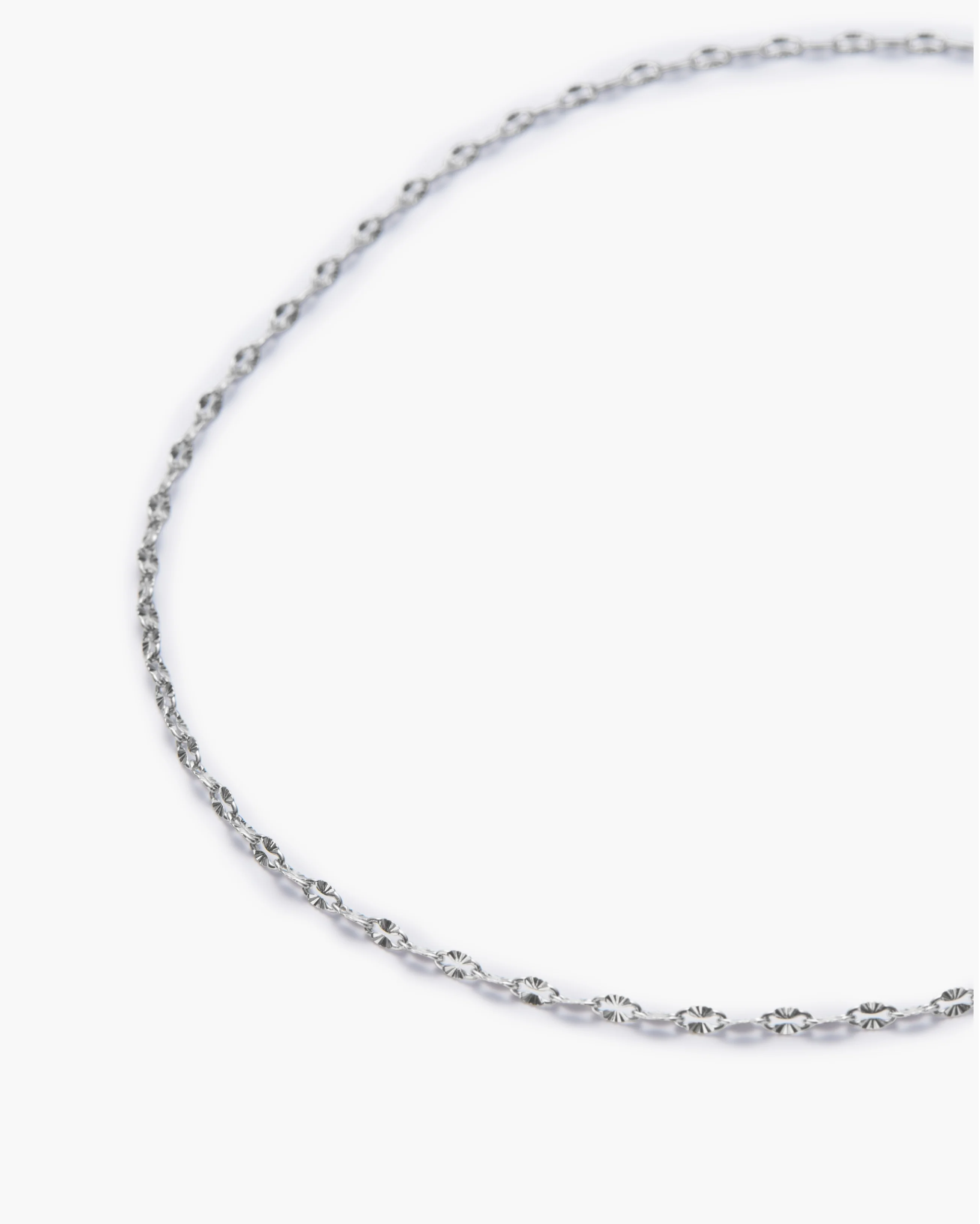 Shimmer Lip Chain Choker - Image 8